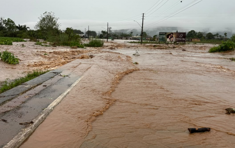 Rio transborda, corta cidade ao meio e mobiliza resgate aéreo em Timbé do Sul
