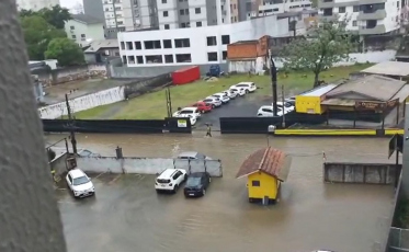 Chuva provoca alagamentos em ruas de Criciúma e avança para região do Estádio Heriberto Hülse