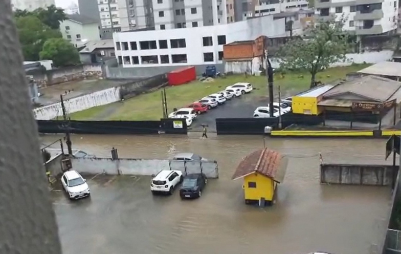 Chuva provoca alagamentos em ruas de Criciúma e avança para região do Estádio Heriberto Hülse