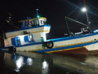 Barco de pesca colide com pedra e fica parcialmente alagado em SC
