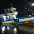 Barco de pesca colide com pedra e fica parcialmente alagado em SC
