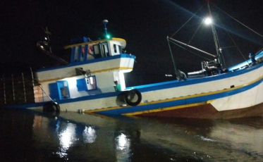 Barco de pesca colide com pedra e fica parcialmente alagado em SC