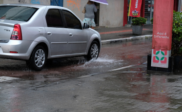 SC tem risco alto de alagamentos e temporais até terça-feira, alerta Defesa Civil