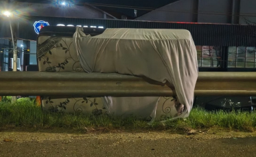 Motorista fica ferido após passar sobre colchão na BR-101, em Tubarão