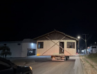 Após meses de abandono, casa sobre caminhão é retirada de terreno em Criciúma