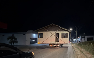 Casa abandonada sobre caminhão deixa bairro após meses e é levada para terreno em SC