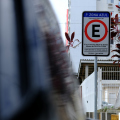 Abaixo-assinado quer tirar estacionamento rotativo de ruas residenciais em Criciúma
