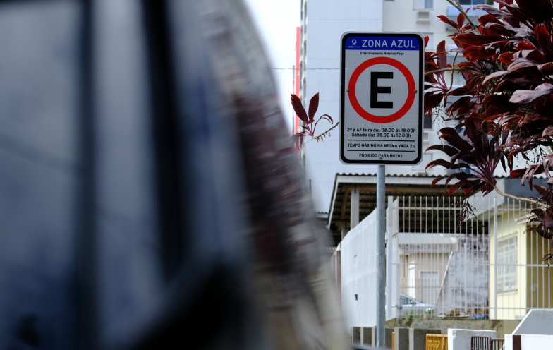 Abaixo-assinado quer tirar estacionamento rotativo de ruas residenciais em Criciúma