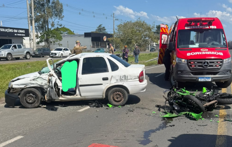 Motociclista fica em estado crítico após colisão com carro em Araranguá