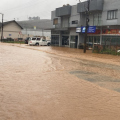 Temporal em SC aumenta impactos e deixa quase 500 pessoas fora de casa em mais de 60 municípios
