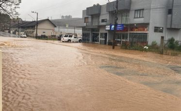 Temporal em SC aumenta impactos e deixa quase 500 pessoas fora de casa em mais de 60 municípios