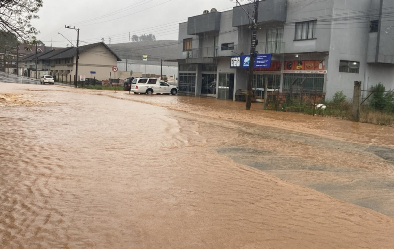 Temporal em SC aumenta impactos e deixa quase 500 pessoas fora de casa em mais de 60 municípios