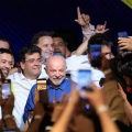 Lula cresceu mais que Flávio Bolsonaro em 10 das 12 cidades da Amrec