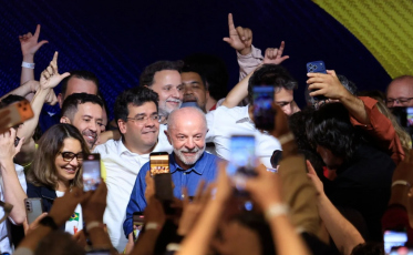 Lula cresceu mais que Flávio Bolsonaro em 10 das 12 cidades da Amrec