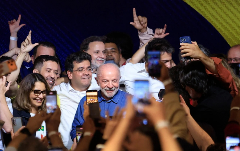Lula cresceu mais que Flávio Bolsonaro em 10 das 12 cidades da Amrec