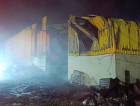 Estoque de plástico alimenta incêndio que destrói metade de galpão em Santa Rosa do Sul