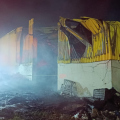 Estoque de plástico alimenta incêndio que destrói metade de galpão em Santa Rosa do Sul