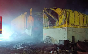 Estoque de plástico alimenta incêndio que destrói metade de galpão em Santa Rosa do Sul