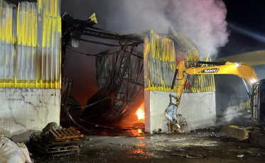 Forte incêndio atinge empresa de recicláveis em Santa Rosa do Sul