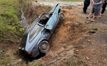 Mulher de 53 anos fica presa às ferragens após carro sair da pista na Av. 25 de Julho, em Criciúma