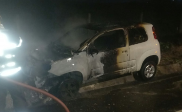 Carro é destruído por incêndio após condutor perder controle em Içara