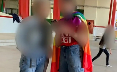 Professora usa camiseta de Lula dentro de escola em SC e vira alvo de deputado