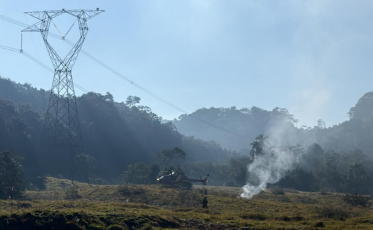 Helicóptero cai em área de campo e deixa uma pessoa morta em SC