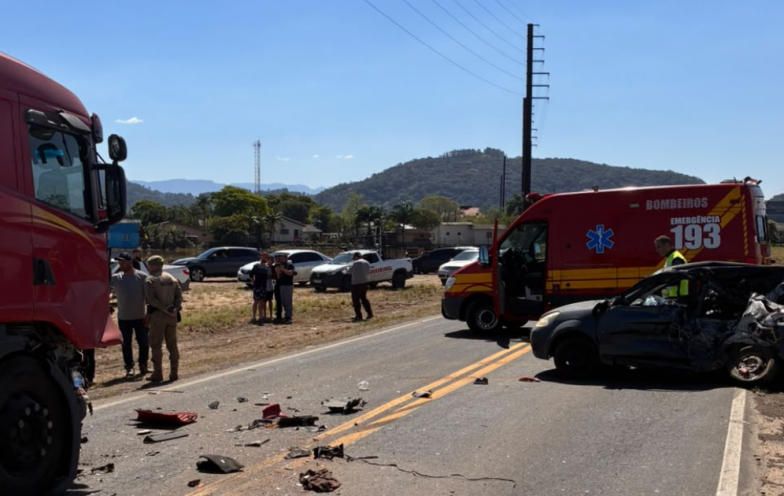 Homem de 36 anos morre após colisão frontal em Meleiro