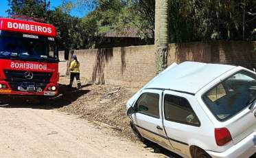 Saída de pista seguida de colisão deixa duas vítimas em Armazém