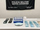 Cão de faro ajuda PM a localizar 3,2 kg de cocaína após flagrante em Tubarão