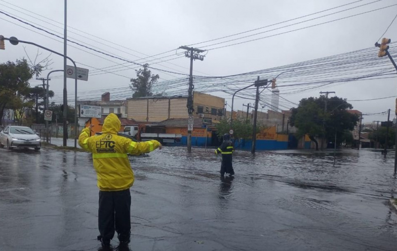 Frente fria traz risco de chuva intensa, vento de 100 km/h e granizo ao Sul de SC