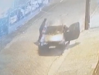 Vídeo: Imagens de segurança flagram furto de veículo no bairro Pinheirinho
