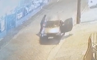 Vídeo: Imagens de segurança flagram furto de veículo no bairro Pinheirinho