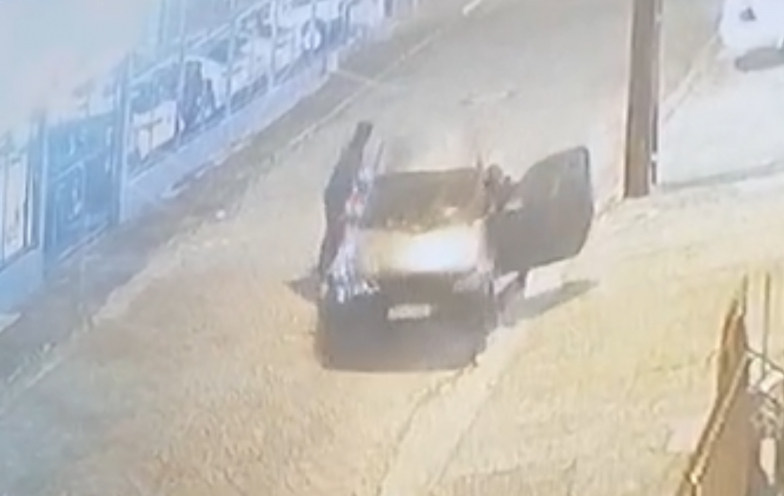Vídeo: Imagens de segurança flagram furto de veículo no bairro Pinheirinho