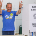 Governador Jorginho Mello vota e destaca importância do segundo turno: 'Dia importante'