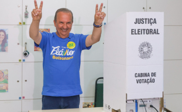 Governador Jorginho Mello vota e destaca importância do segundo turno: 'Dia importante'