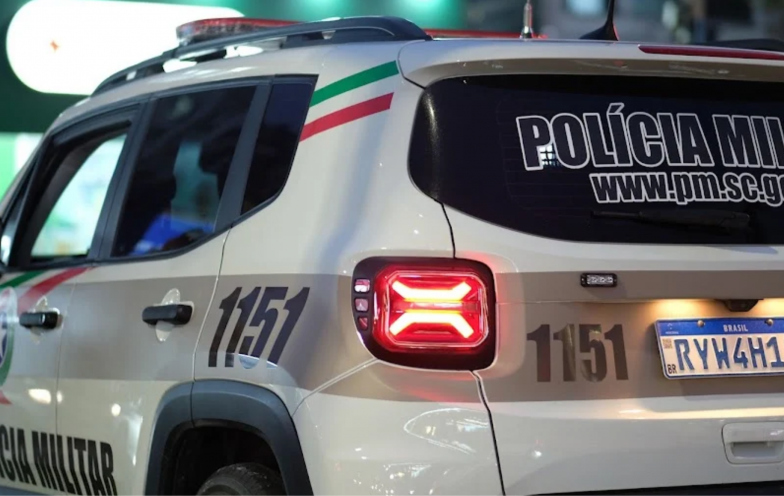 Homem que ameaçou clientes com arma morre após trocar tiros com a PM em Içara