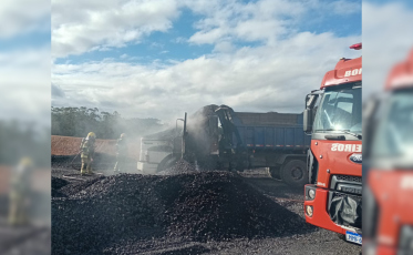     Caminhão pega fogo em mineradora e mobiliza força-tarefa em Lauro Müller
