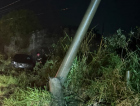 Motorista de 22 anos colide contra poste e deixa bairro no escuro em Capivari de Baixo