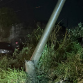 Motorista de 22 anos colide contra poste e deixa bairro no escuro em Capivari de Baixo