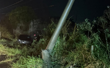 Motorista de 22 anos colide contra poste e deixa bairro no escuro em Capivari de Baixo