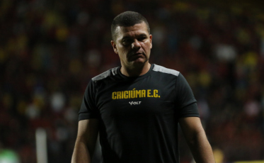 Muito volume, poucos gols: Louzer avalia derrota do Criciúma e pede ajuste na finalização