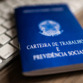 Abono salarial de até R$ 1.621 começa a ser pago a 1 milhão de trabalhadores; veja quem recebe