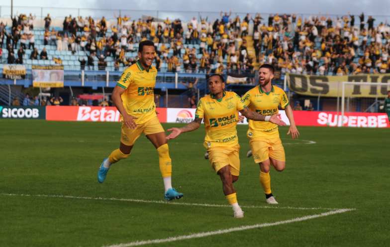 Criciúma vence clássico contra o Avaí e ganha fôlego na Série B