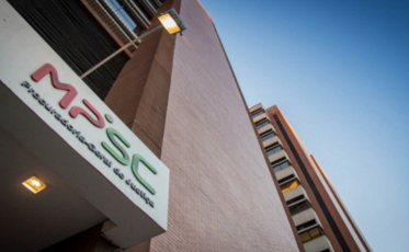 Acusado de matar companheira asfixiada e simular suicídio vira réu por feminicídio em Criciúma