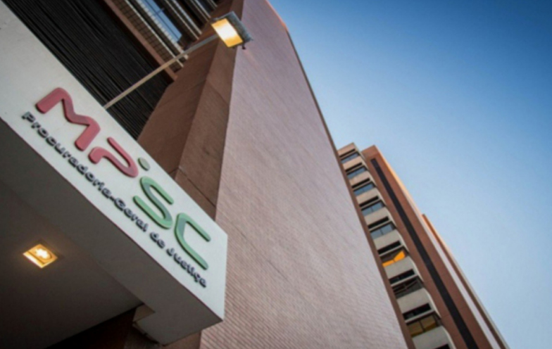 Acusado de matar companheira asfixiada e simular suicídio vira réu por feminicídio em Criciúma