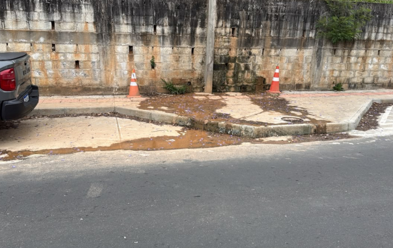 “Ninguém arruma”: esgoto a céu aberto em rua de colégio preocupa moradores de Criciúma