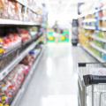Vendas de supermercados crescem 10,6% no Sul, mas SC vê cautela sobre bets
