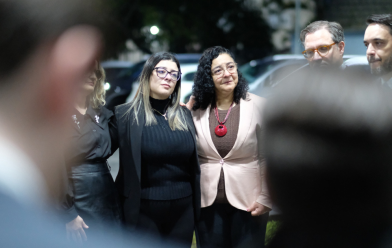 Advogada imobilizada e algemada por PMs motiva ato da OAB em Criciúma