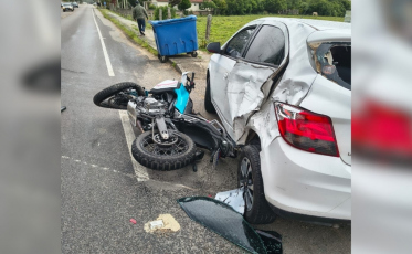 Colisão entre carro e moto deixa dois feridos na SC-390, em Tubarão